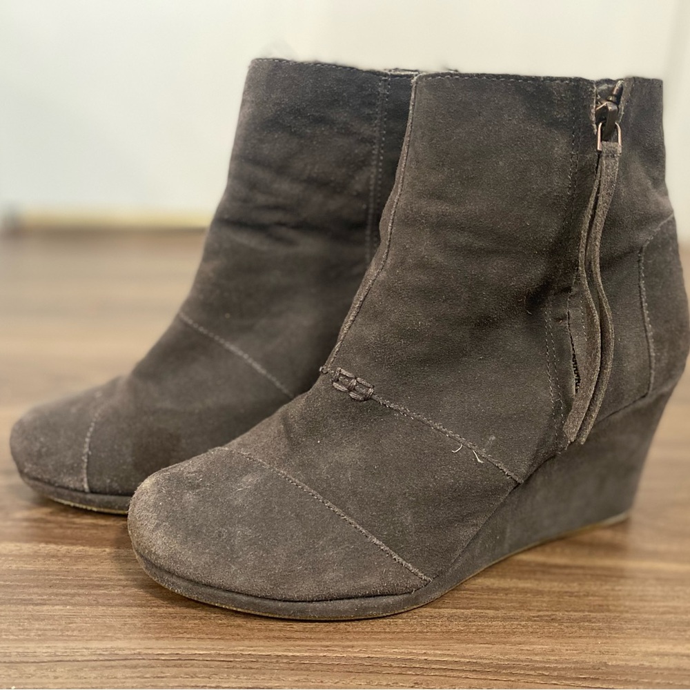 TOMS Grey Suede Wedge Zip Up Ankle Booties - Size: 9
